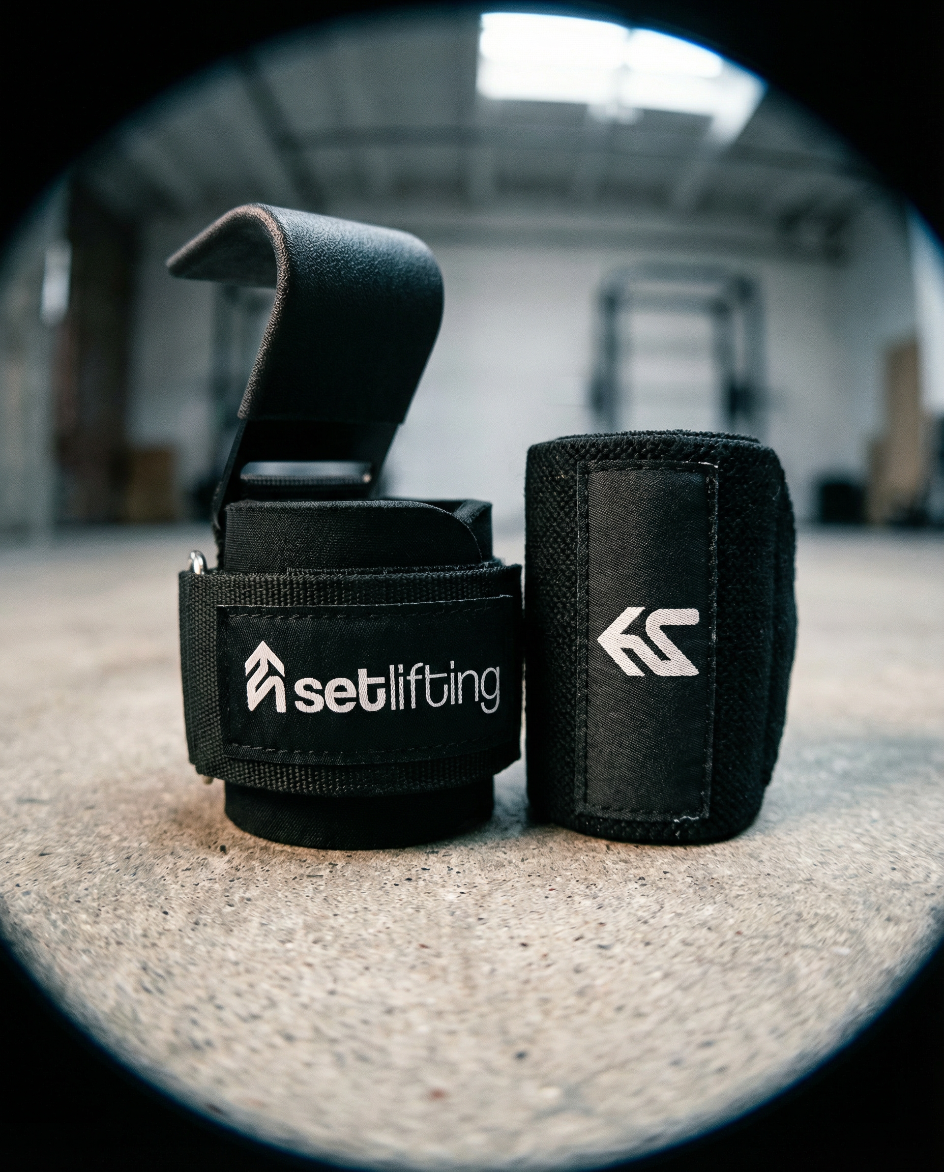 LIFTING HOOKS OR WRIST STRAPS? WHICH ONE DO YOU NEED?